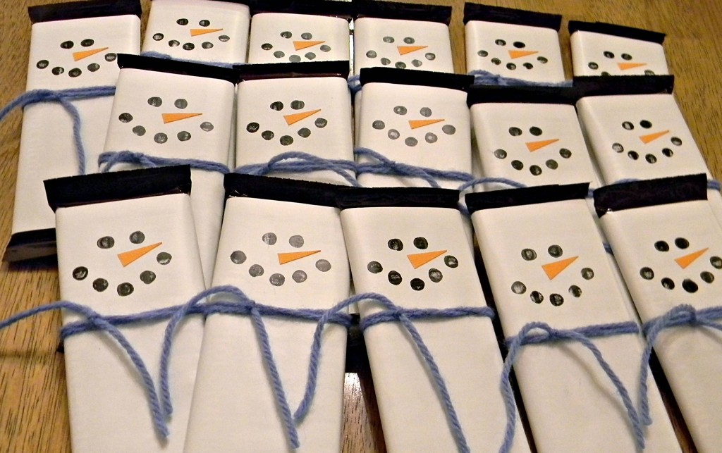 snowman-candy-bar-wrapper-yarn-scarf