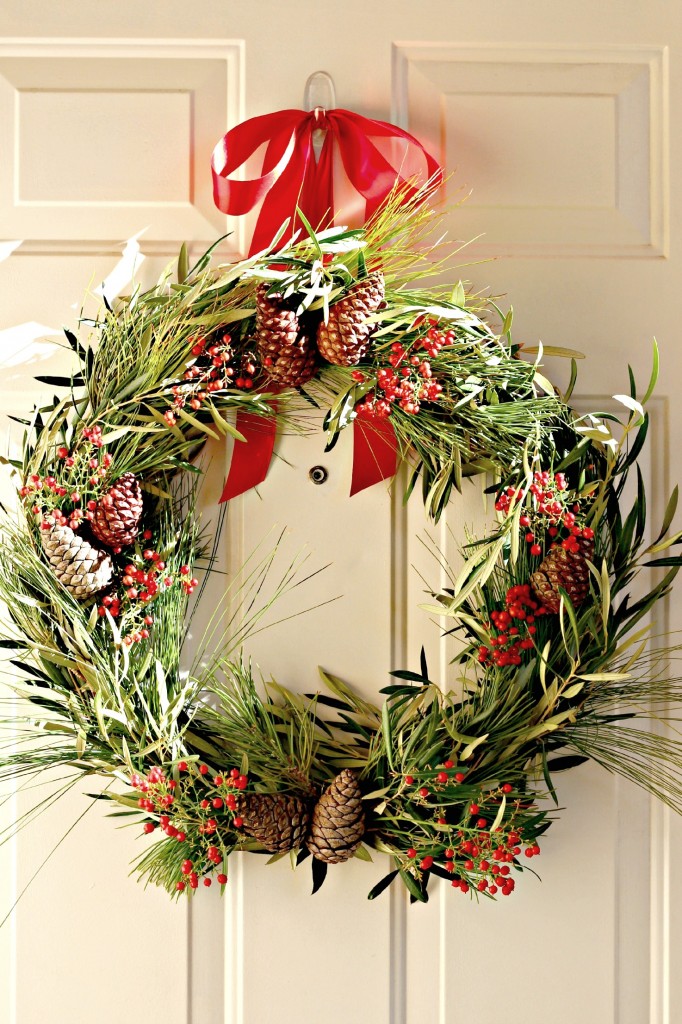 natural-christmas-wreath-with-pine-cones-and-berries