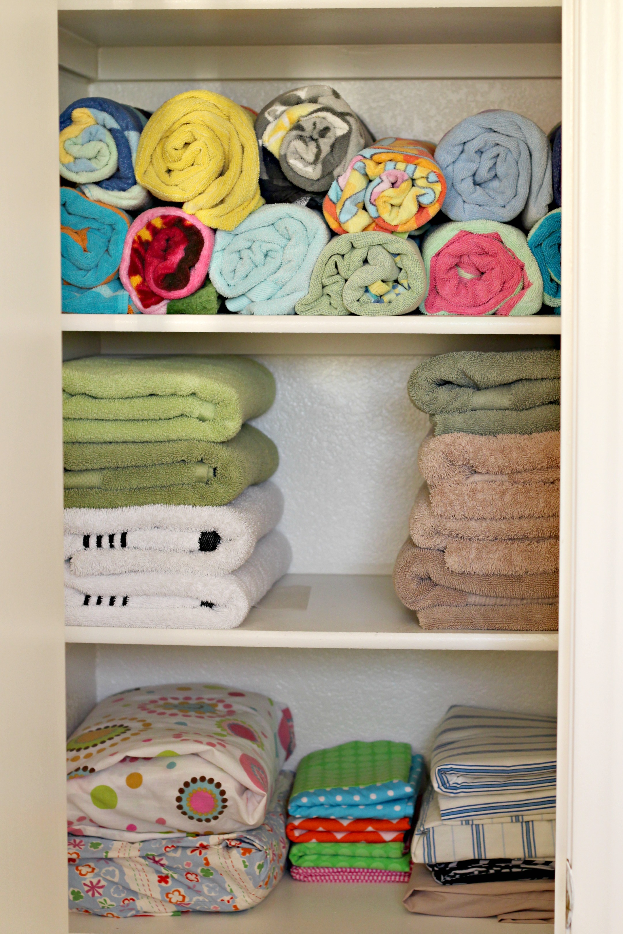 31 Days of 15 Minute Organizing Day 6 Linen Closet