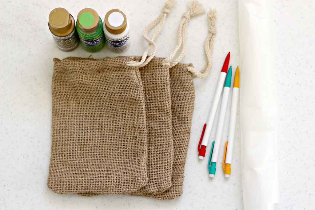 DIY St. Patrick's Day Confetti Burlap Bags - Easy gift idea!