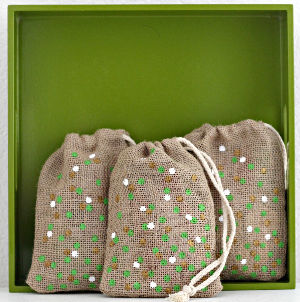 DIY St. Patrick's Day Confetti Burlap Bags - Easy gift idea!