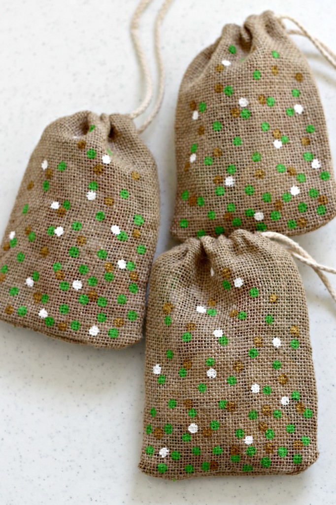 DIY St. Patrick's Day Confetti Burlap Bags - Easy gift idea!