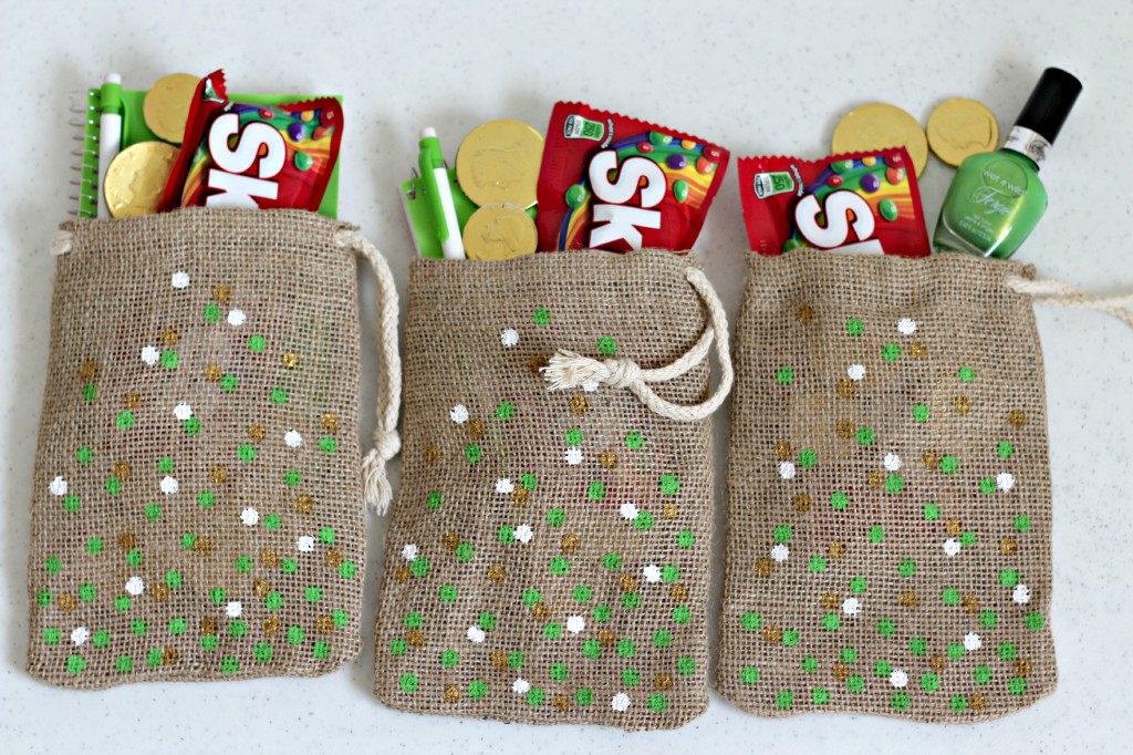 DIY St. Patrick's Day Confetti Burlap Bags - Easy gift idea!