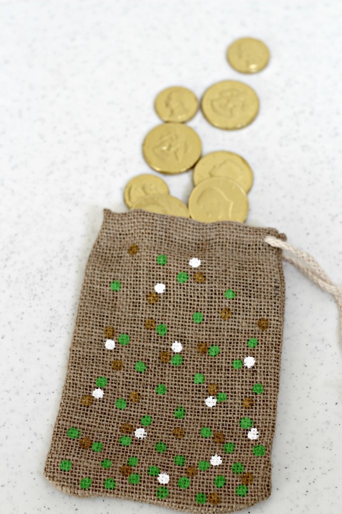 DIY St. Patrick's Day Confetti Burlap Bags - Easy gift idea!