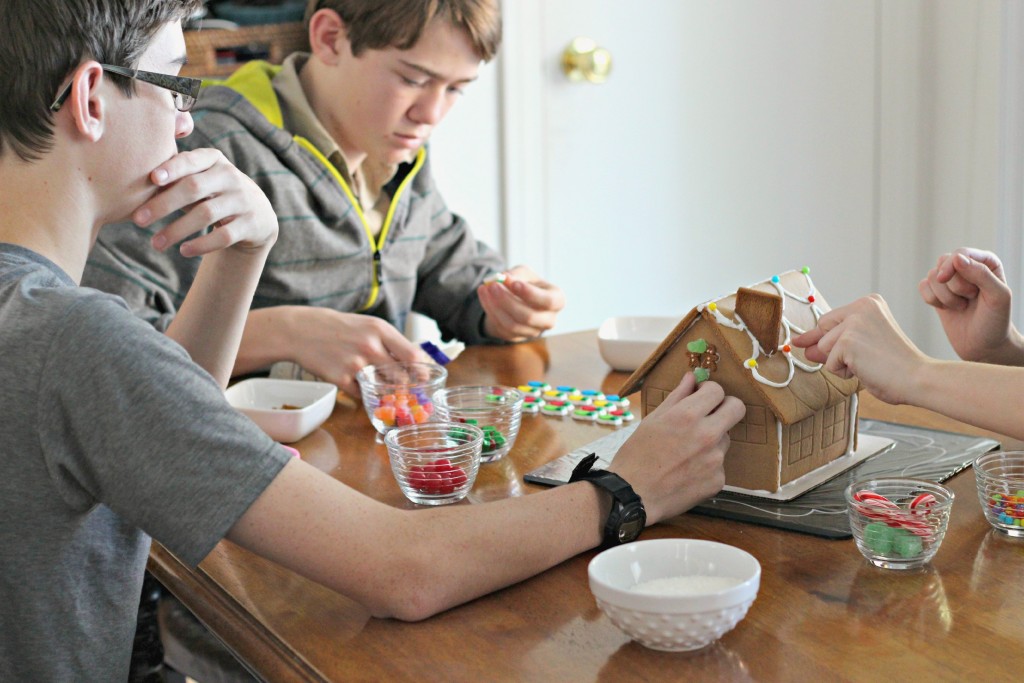 Gingerbread House kids decorating