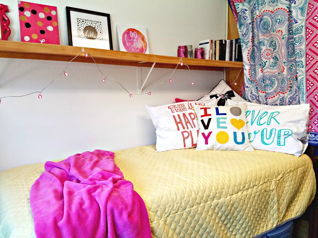 How to Decorate and Organize a Dorm Room