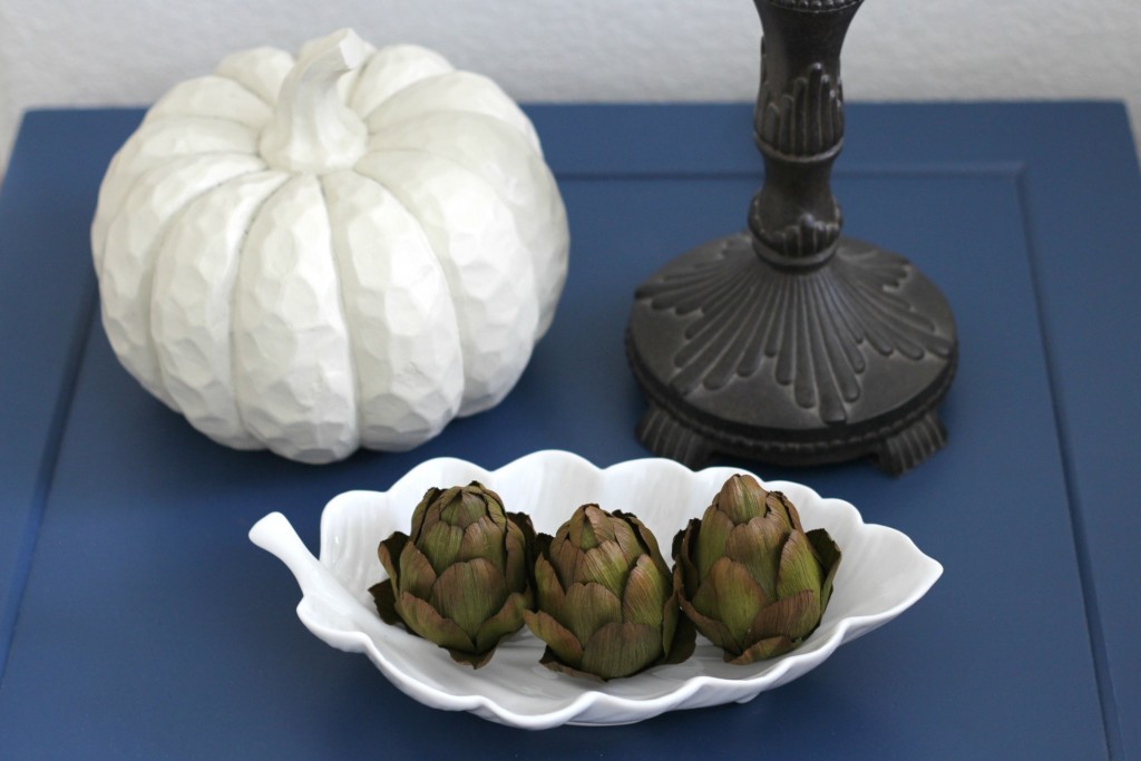 fall-home-tour-2016-white-pumpkin-and-leaf