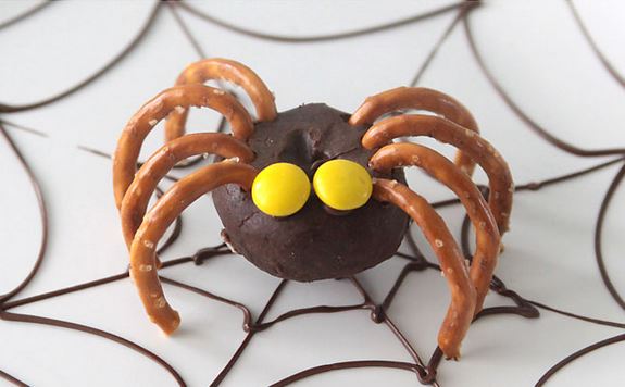 halloween-kids-crafts-mini-donut-spiders