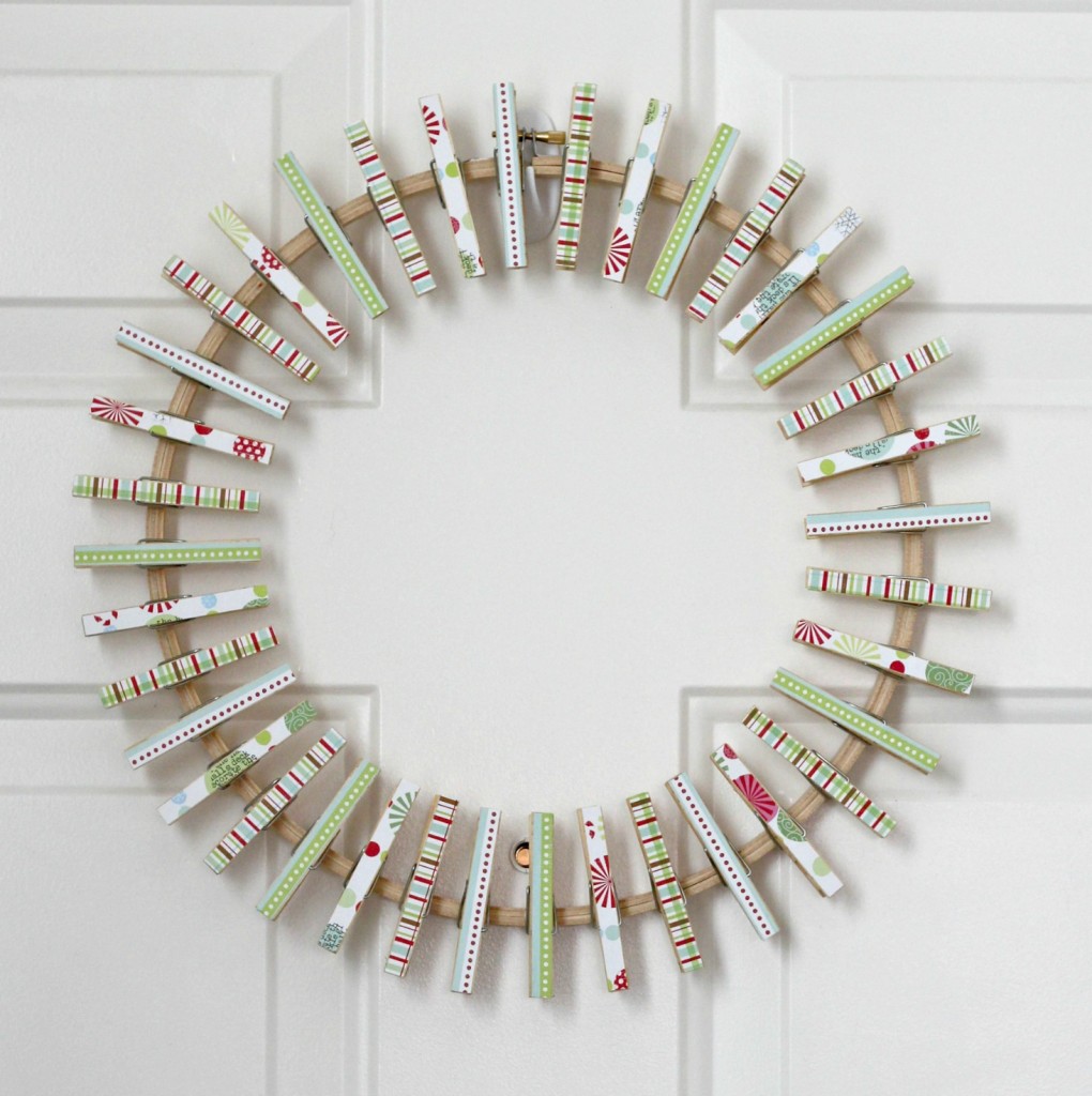 christmas-card-wreath-clothespins-on-hoop