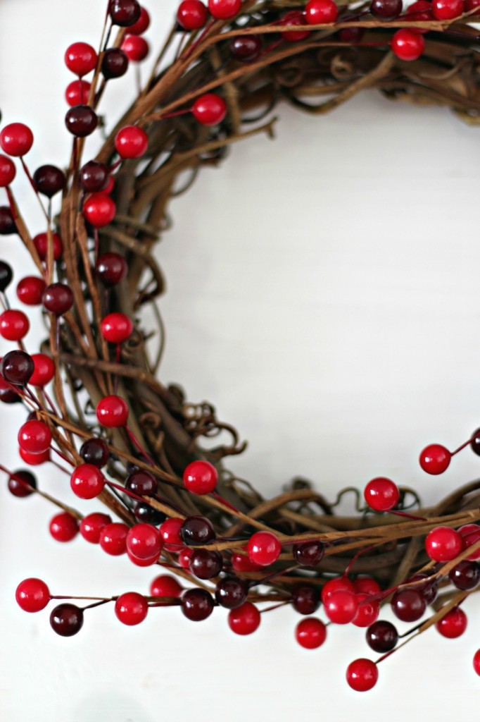joy-sign-berry-wreath-close-up