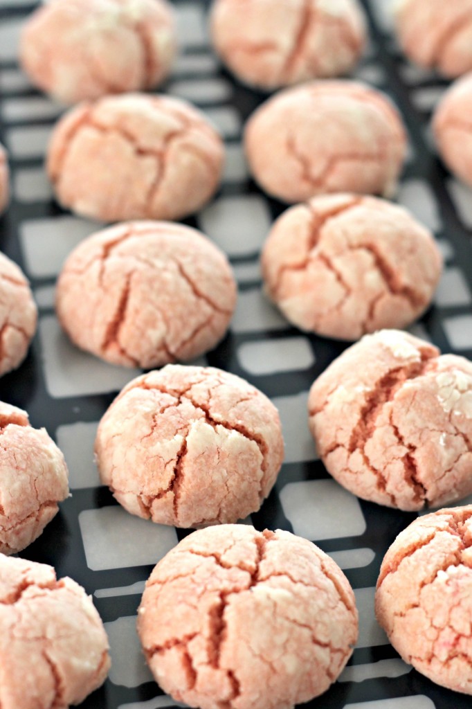 santa-crinkle-cookies-cooling