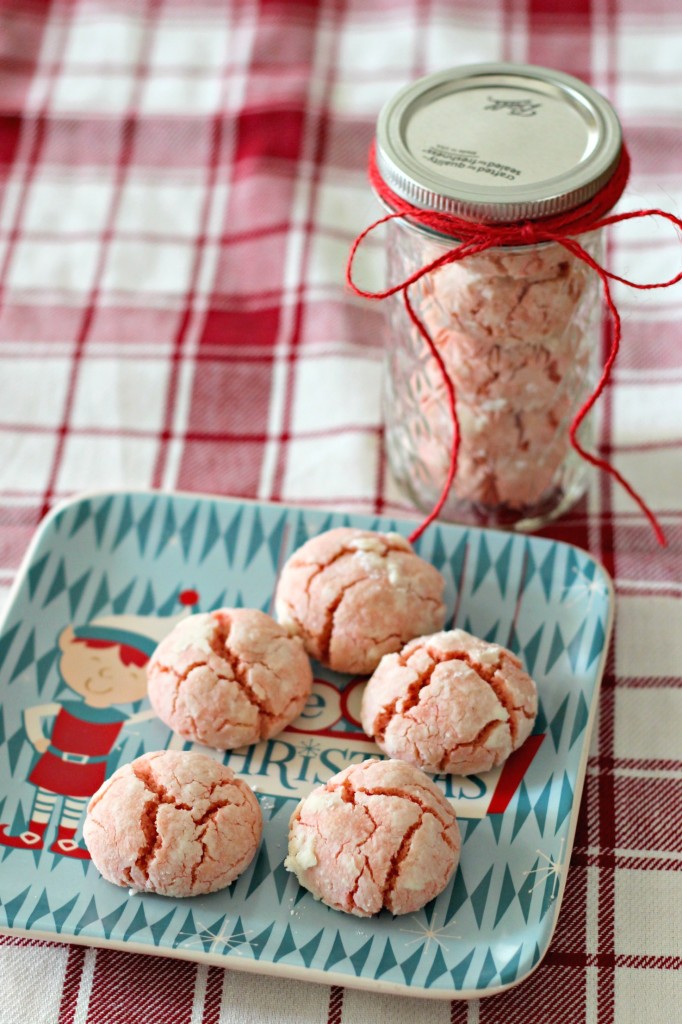 santa-crinkle-cookies-on-christmas-plate