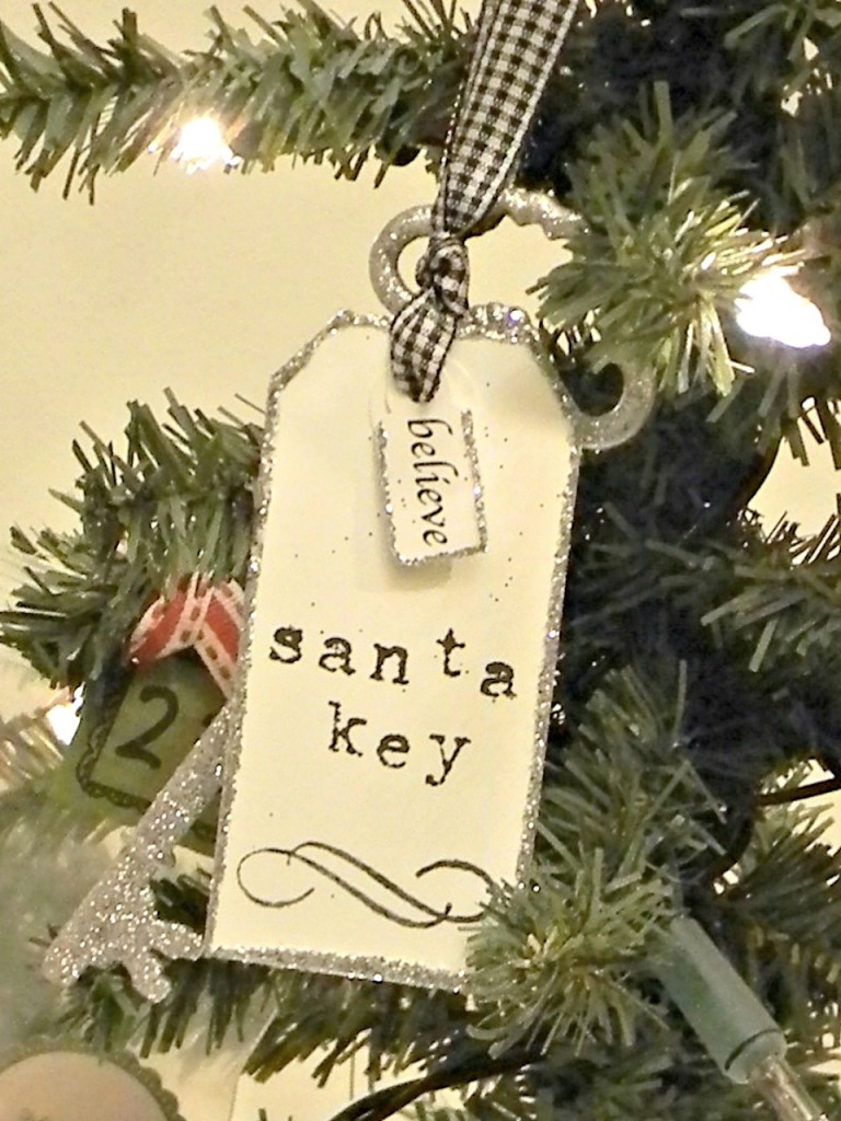 santa-key-on-tree