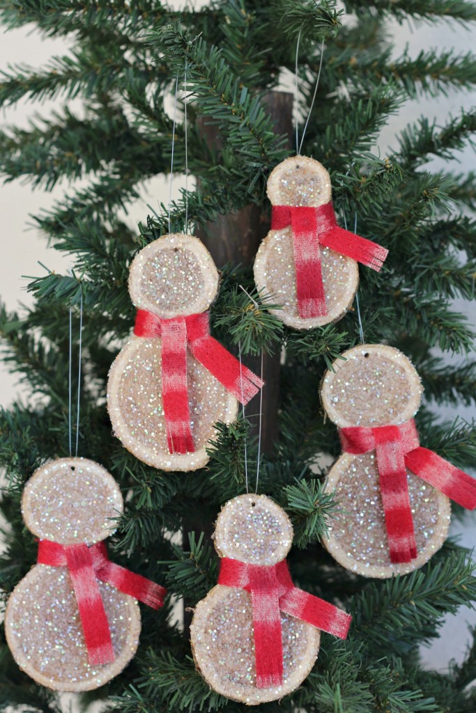 wood-slice-snowman-family-on-tree