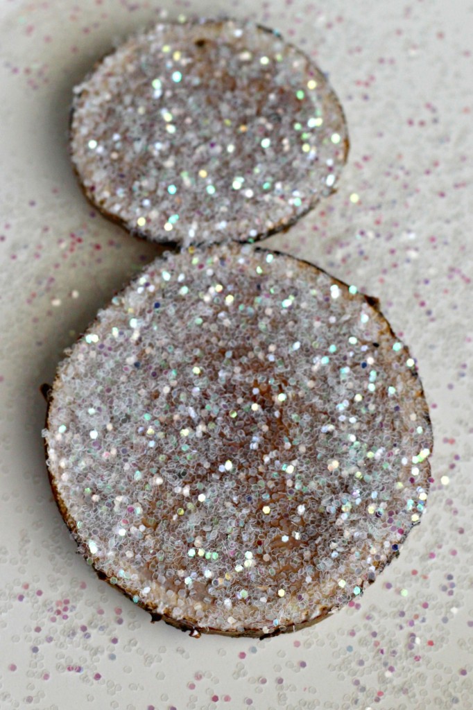 wood-slice-snowman-shake-on-glitter