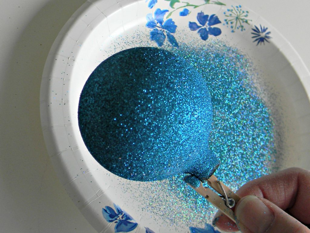 how to glitter an ornament