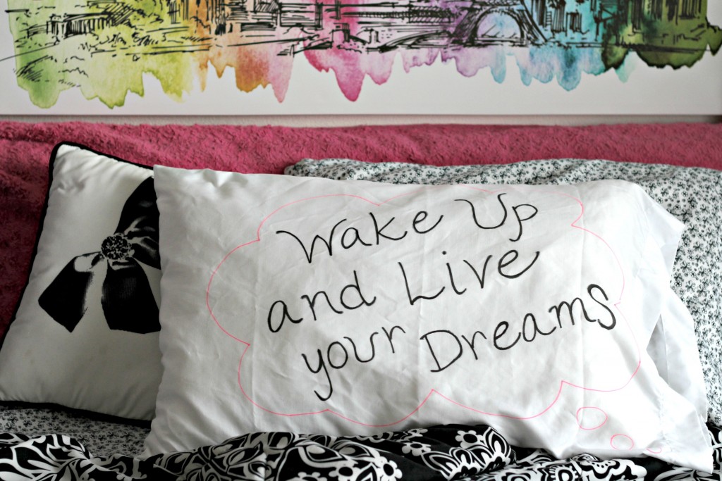 Decorate a Pillow Using Fabric Markers Organize and Decorate Everything