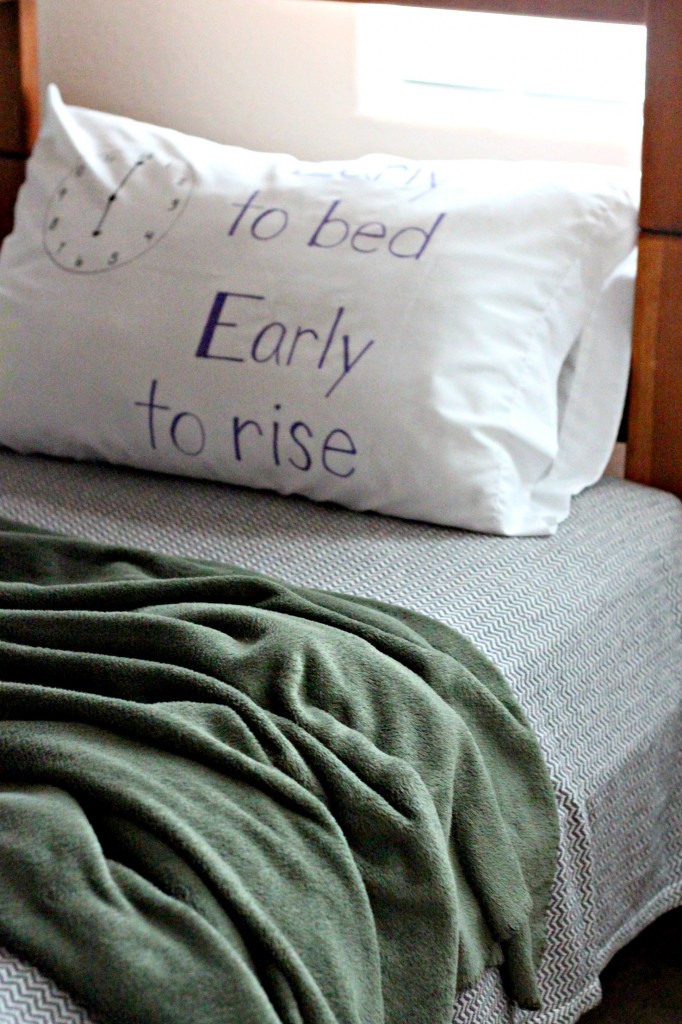 Decorate a Pillow Using Fabric Markers Organize and Decorate Everything