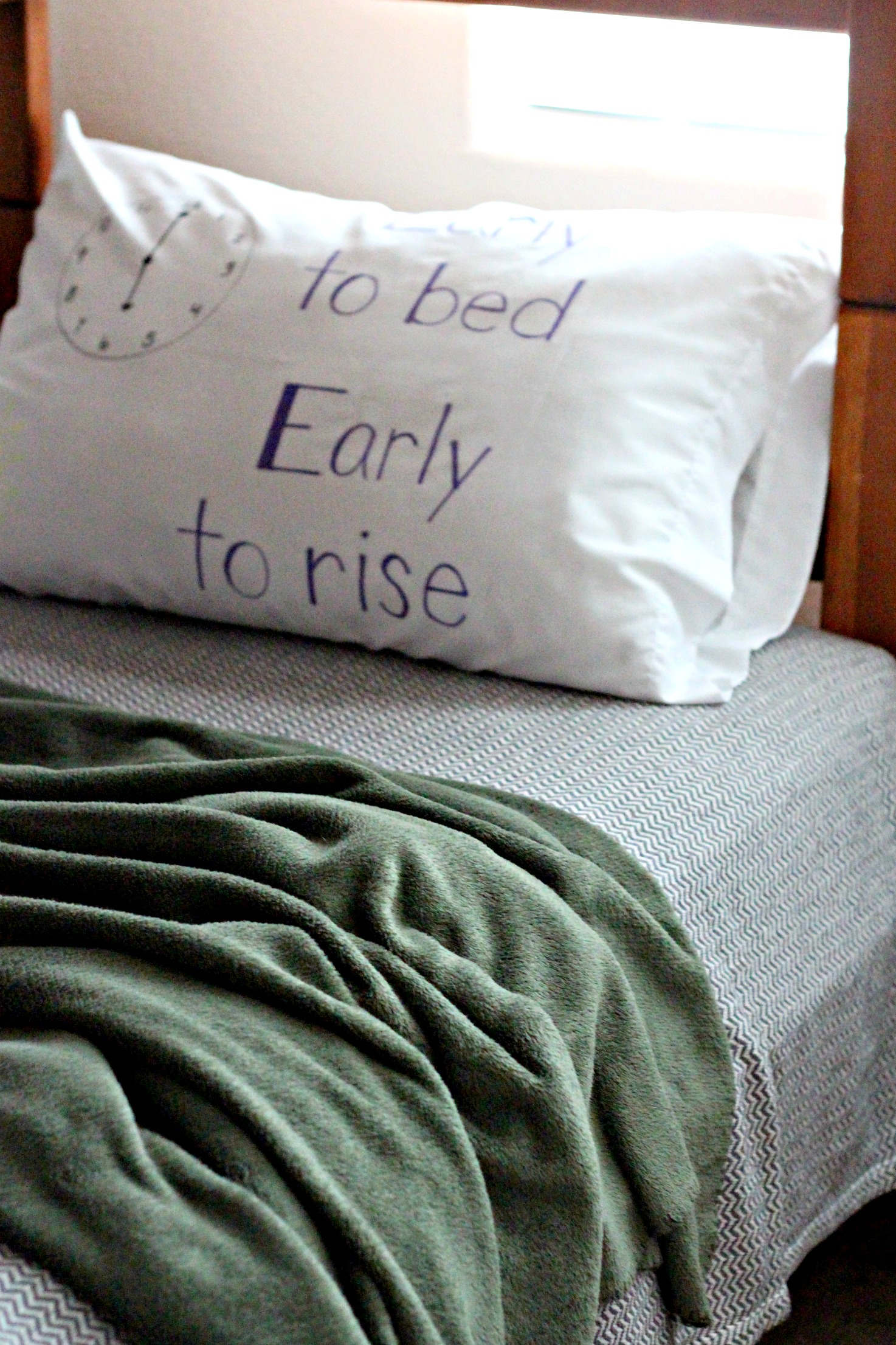 Decorate a Pillow Using Fabric Markers Organize and Decorate Everything