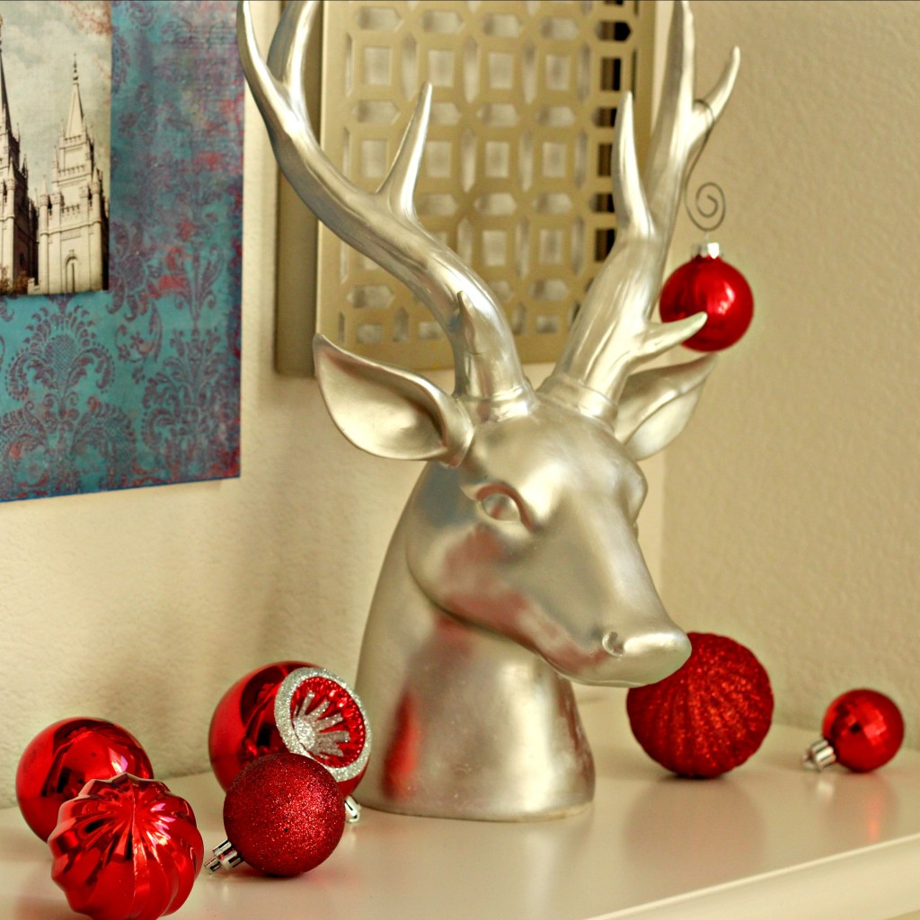 holiday-home-tour-deer-head-with-ornaments