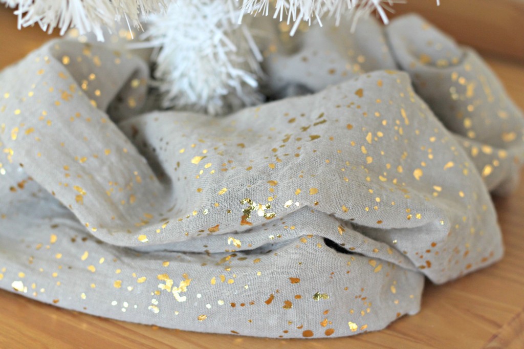 thrifty-christmas-decorating-gray-scarf