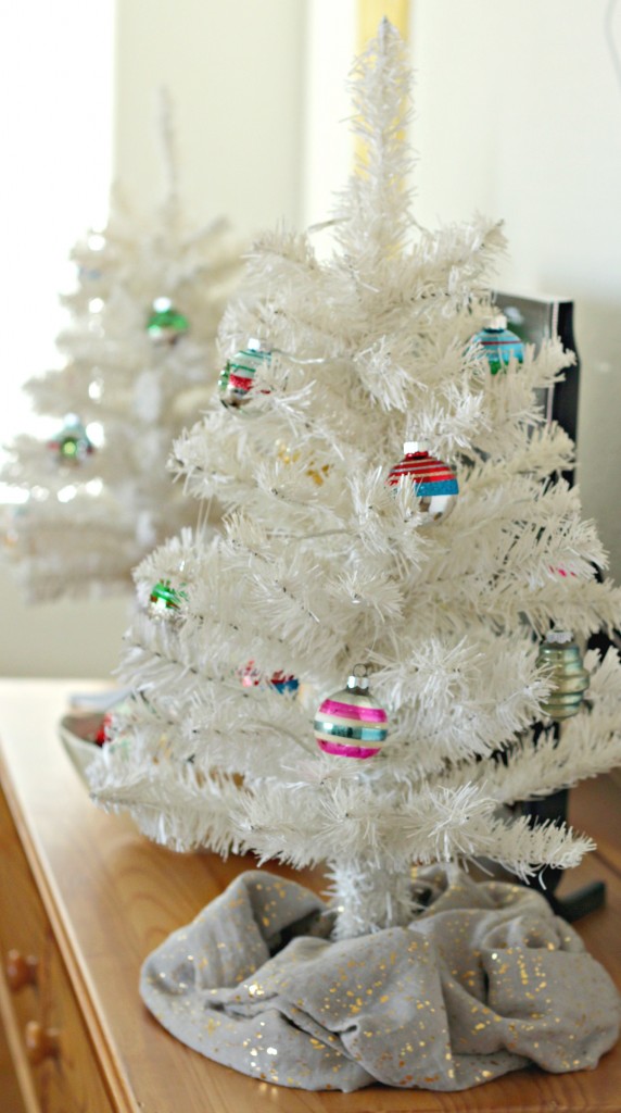 thrifty-christmas-decorating-mini-trees